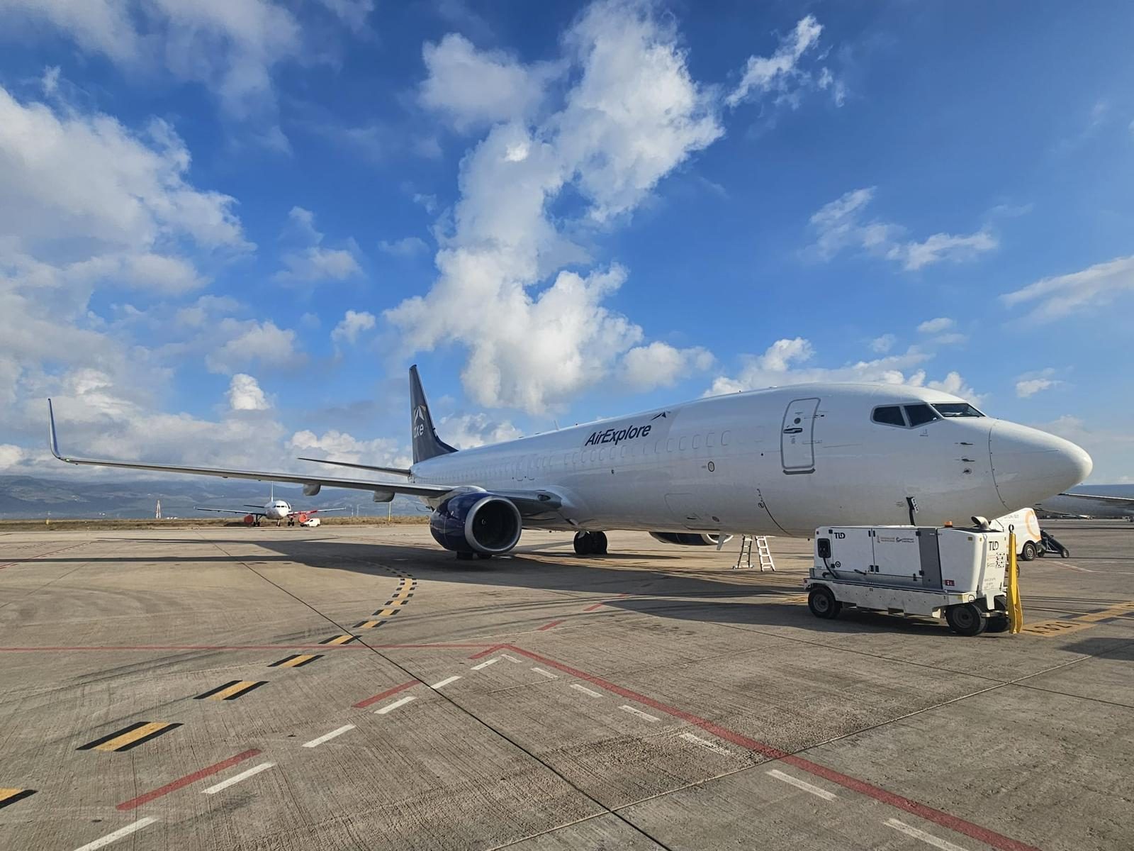 Boeing 737 on the apron between sectors