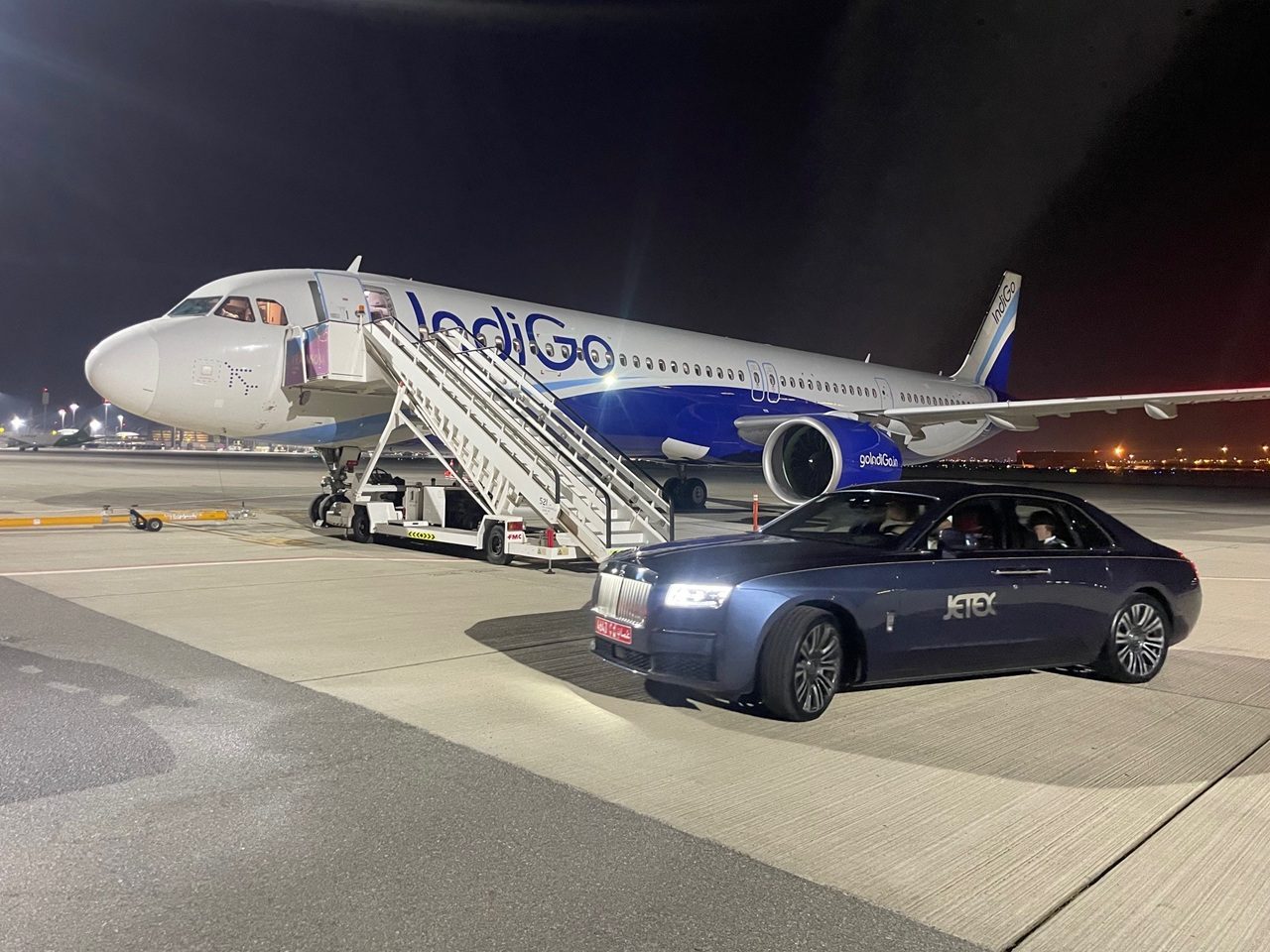 Night turnaround on the ramp